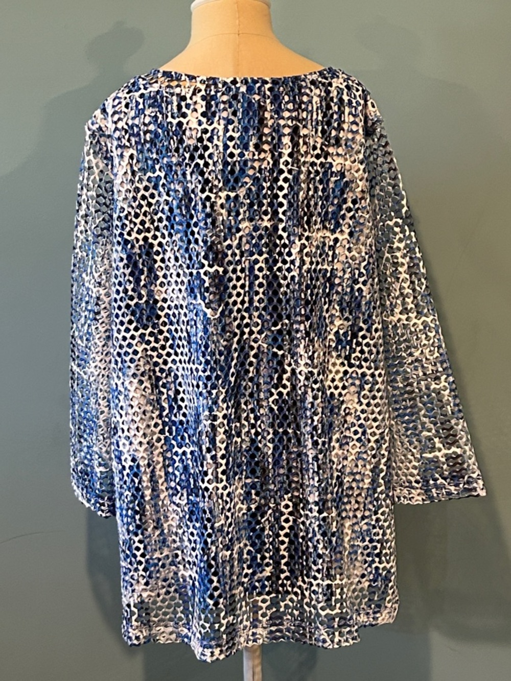 Ali Miles Blue White Abstract Mesh Overlay Tunic Top 1X Lagenlook Art to Wear - Picture 3 of 17